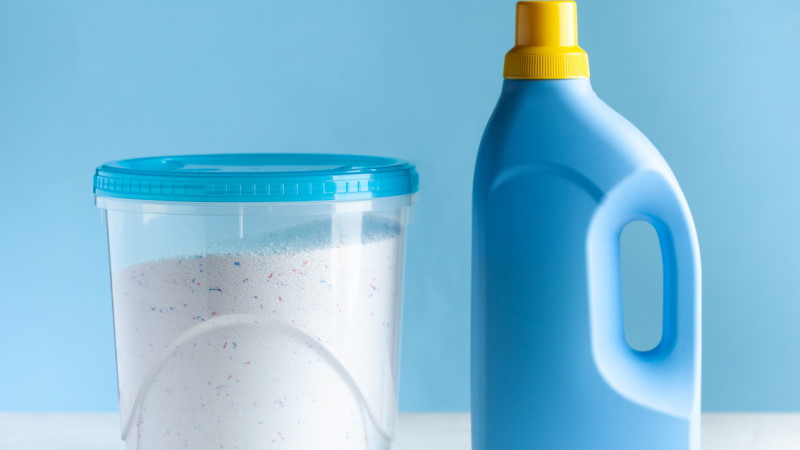 Een pot met poeder en een fles wasmiddelen.